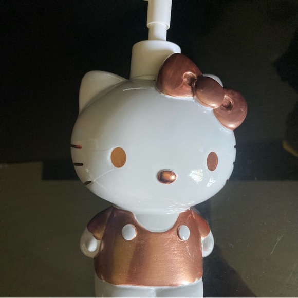 NWT Sanrio Hello Kitty Soap Dispenser Set - Picture 6 of 7